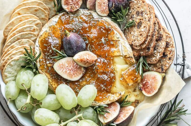 Baked Brie with Fig Jam and Crackers